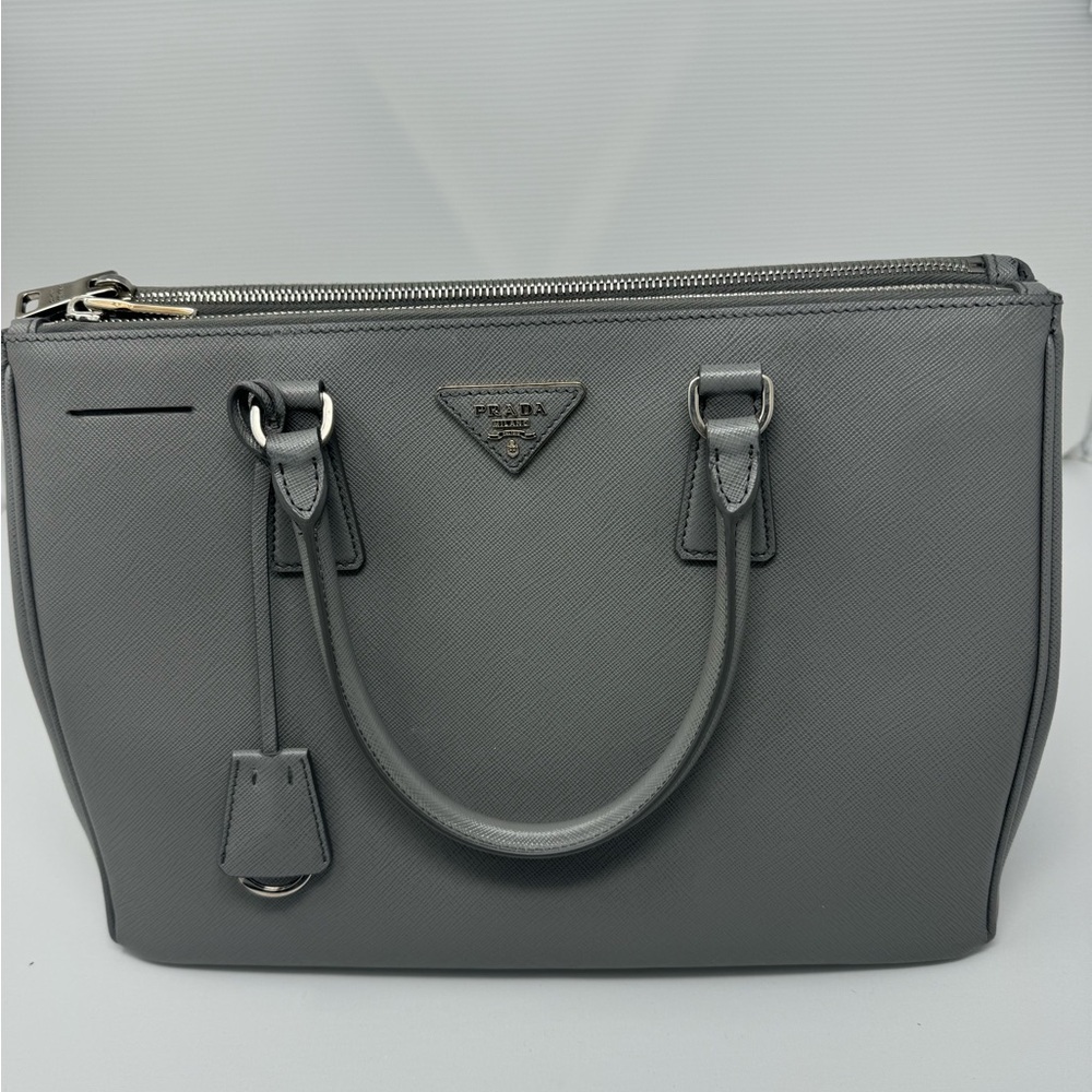 Prada- Galleria double zip Saffiano- medium- great condion